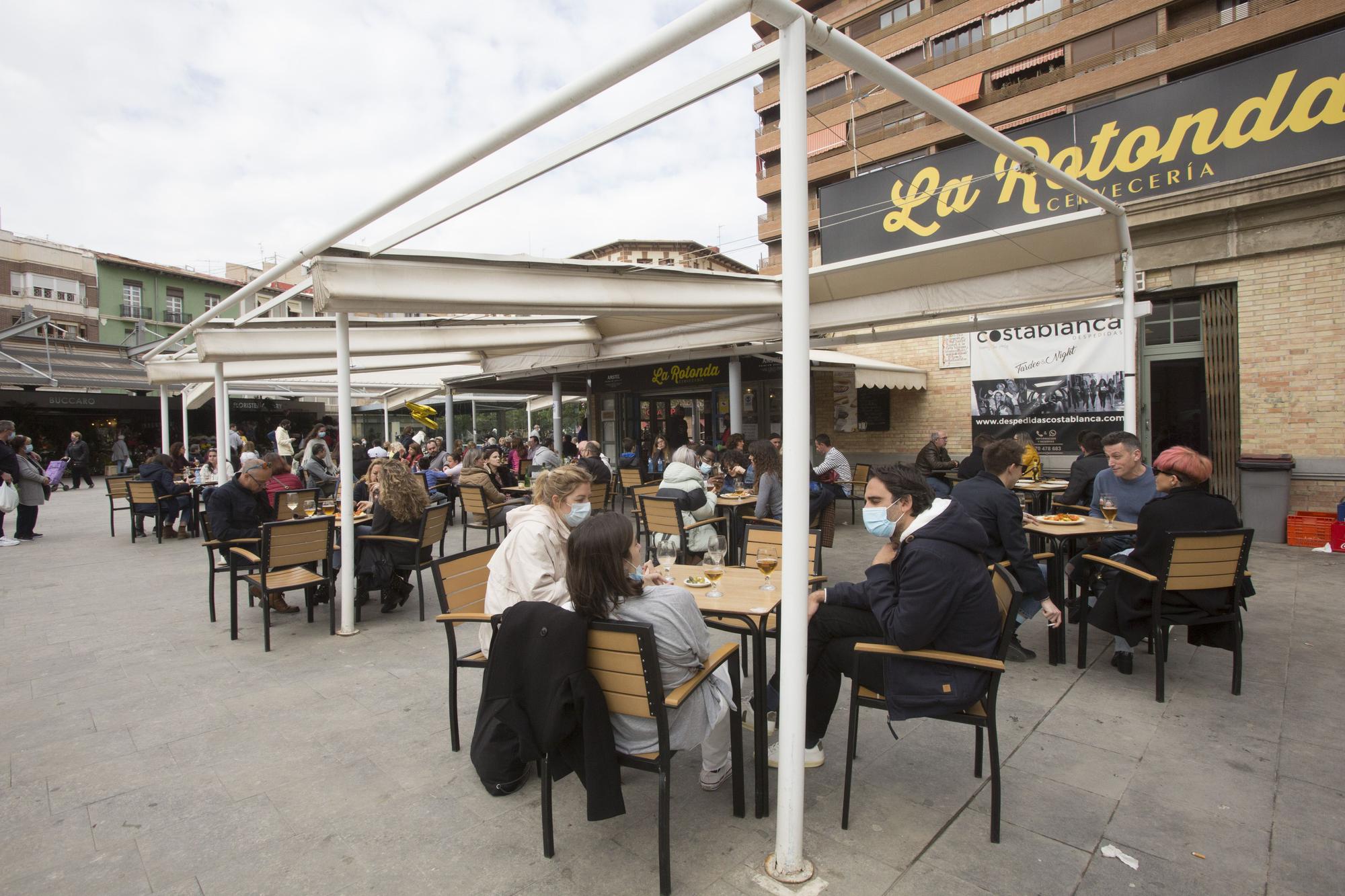 Lleno en las terrazas del centro de Alicante el primer fin de semana de apertura