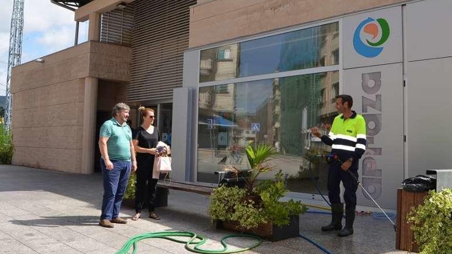 Miguel González y Loli Castiñeira con un operario. // D.B.M.