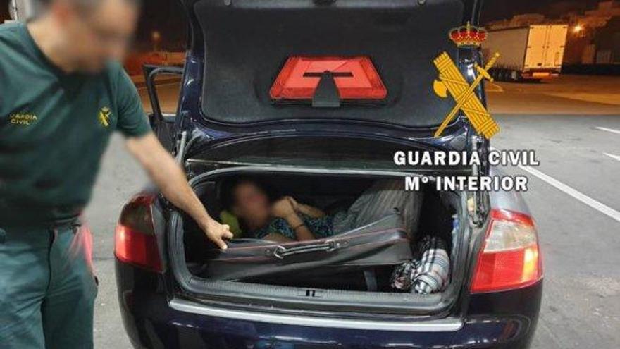 La Guardia Civil encuentra a una mujer deshidratada que viajaba oculta en un maleta