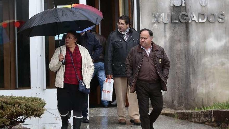 Gitanos zamoranos a la salida ayer de los Juzgados de Porriño. // A. Irago