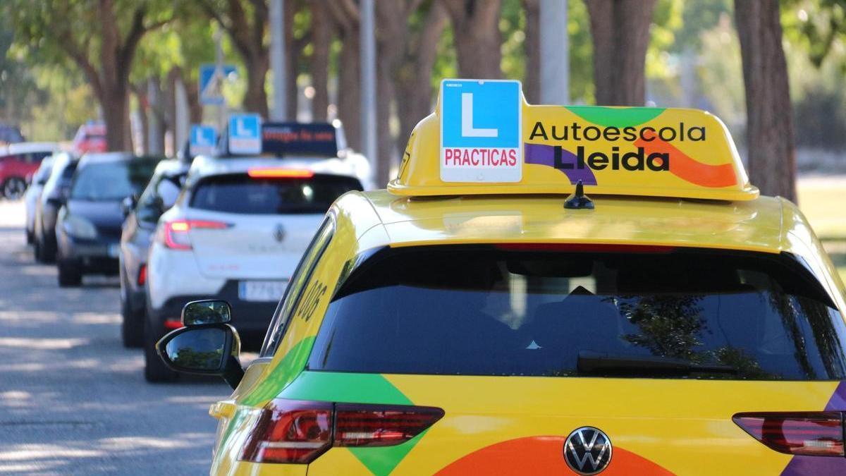 Una de les autoescoles realitzant una prova pràctica a Lleida