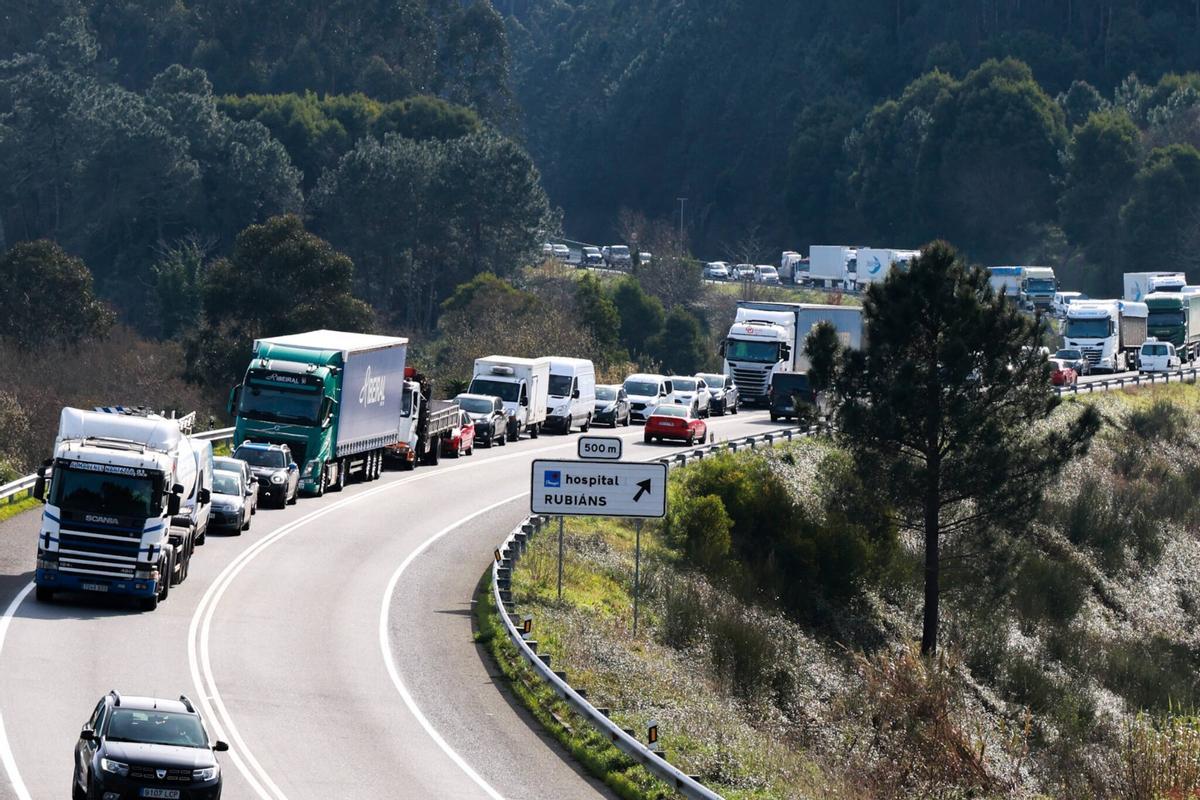 Reparación de carreteras dañadas por los temporales en la comarca, esta mañana.