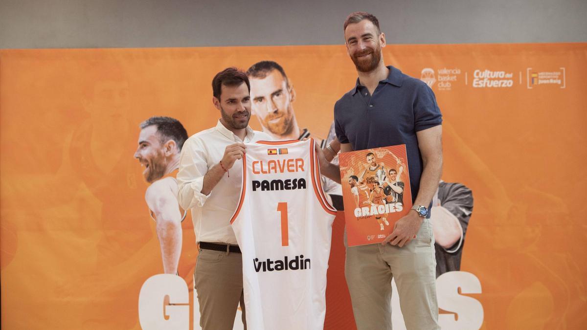 Víctor Claver en el acto de su despedida del baloncesto profesional
