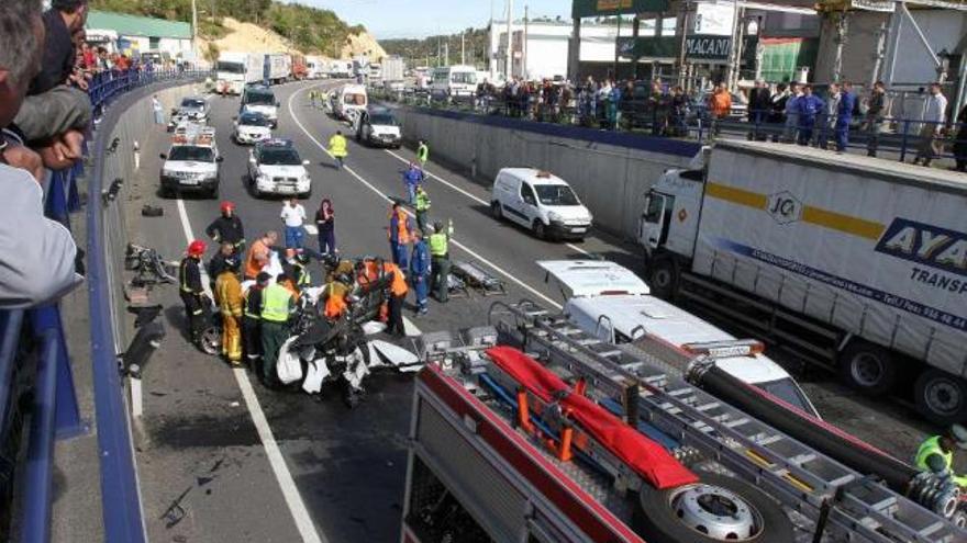 Dos jóvenes de Ourense mueren en un choque contra un camión