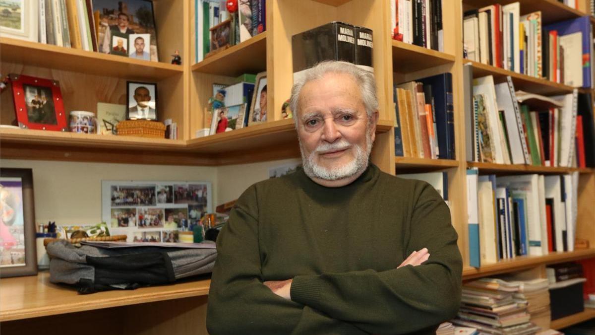 Julio Anguita continúa ingresado en la UCI estable dentro de la gravedad