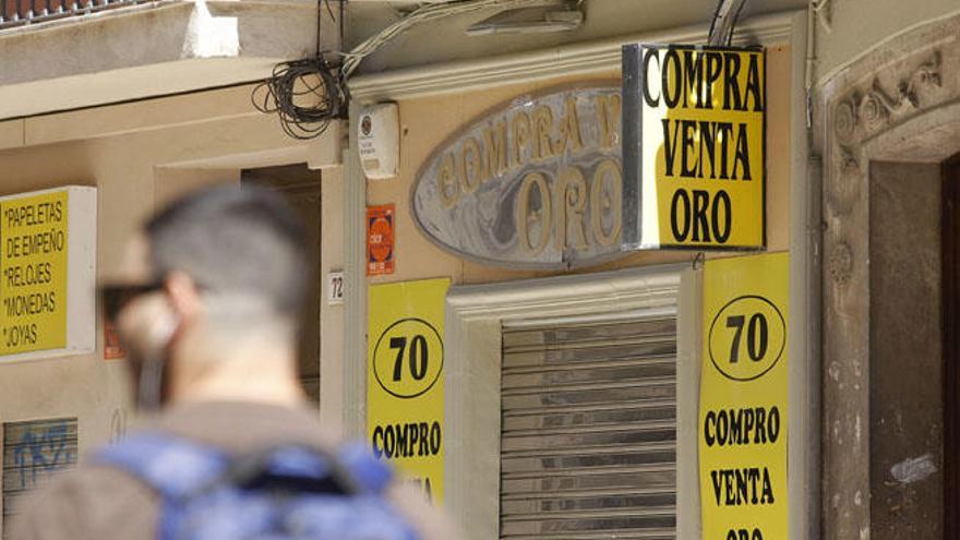 La Calle Carretería llegó a estar plagada de negocios de compraventa de oro hace unos años.