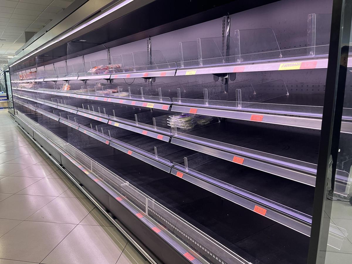Estanterías de un Mercadona dedicada a productos cárnicos, completamente arrasada en la tarde del martes.