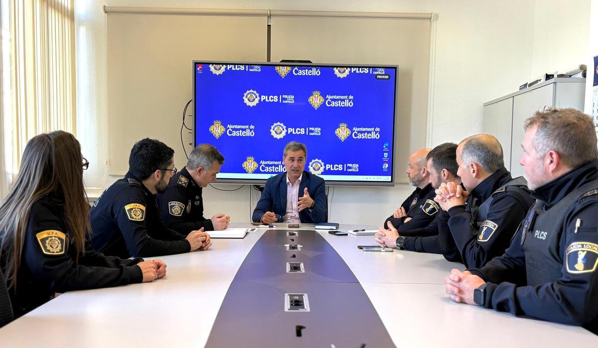 Imagen de la reunión en la que han participado el concejal de Seguridad y Emergencias, Antonio Ortolá; el comisario principal jefe, Francisco Javier Catalán; junto a diferentes miembros de la Jefatura y de la Unidad de Policía Administrativa,