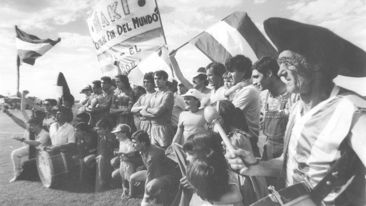 Aficionados acompañan al once del Córdoba CF al saltar en Valdepeñas al terreno de juego para cerrar el ascenso a Segunda B, en junio de 1985.