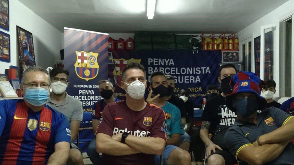 Miembros de la PB Peguera, a punto para ver el Mallorca-Barça en su local