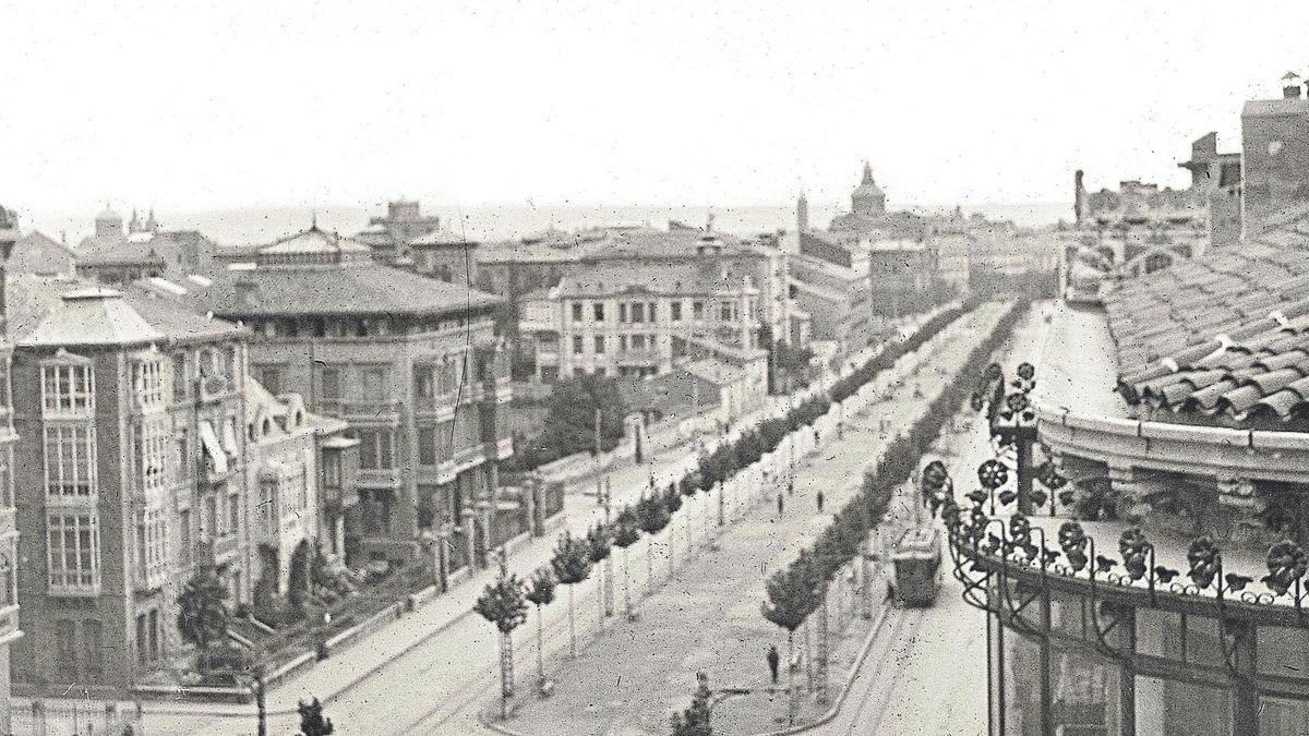 Imagen del paseo Sagasta en 1923, con los chalets y los edificios modernistas y el tranvía cruzando por el medio de la avenida.