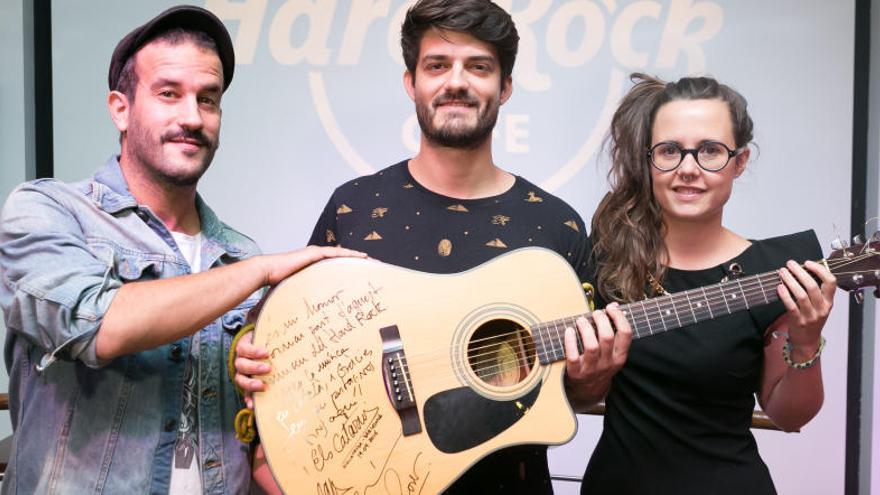 Els Catarres entreguen la guitarra de Jenifer per entrar al gran museu de Hard Rock