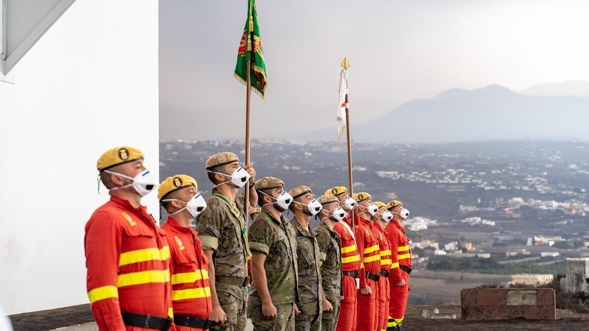 Las Fuerzas Armadas realizan una ofrenda floral en homenaje a los muertos de La Palma.