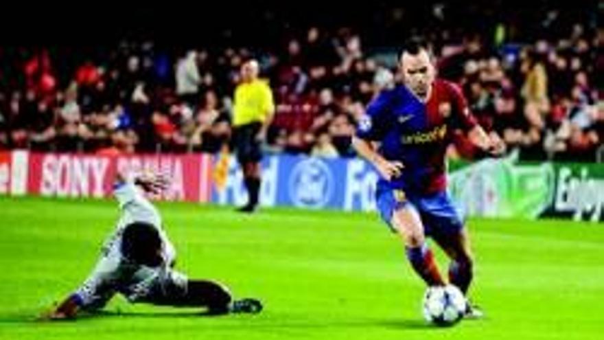 Iniesta, roto para mes y medio