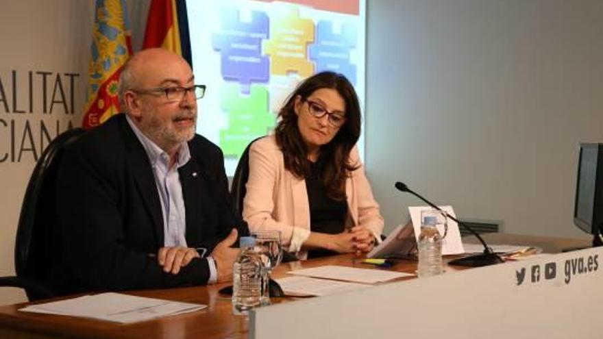 Manuel Alcaraz y Mónica Oltra, en la rueda de prensa tras el pleno del Consell de ayer.