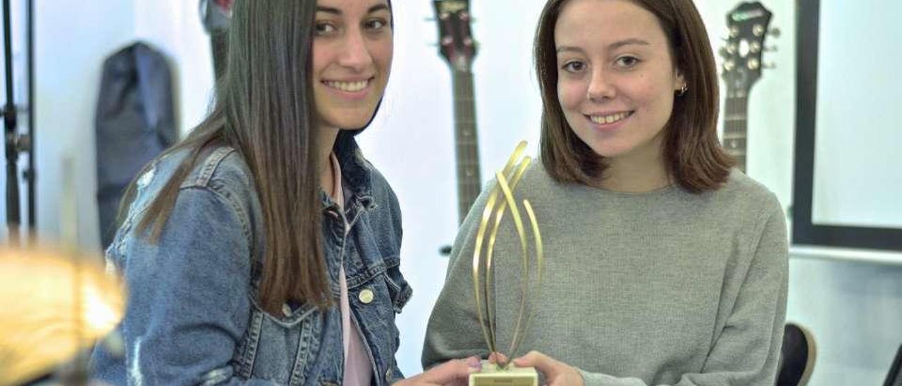 Las alumnas Julieta Insagaray y Antía González, con el premio.