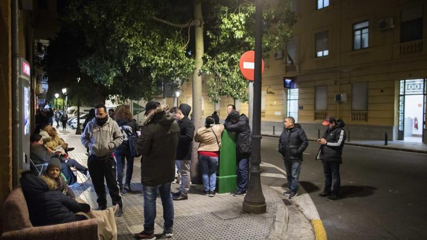 Solicitantes de asilo hacen cola frente a la comisaría de Zapadores.