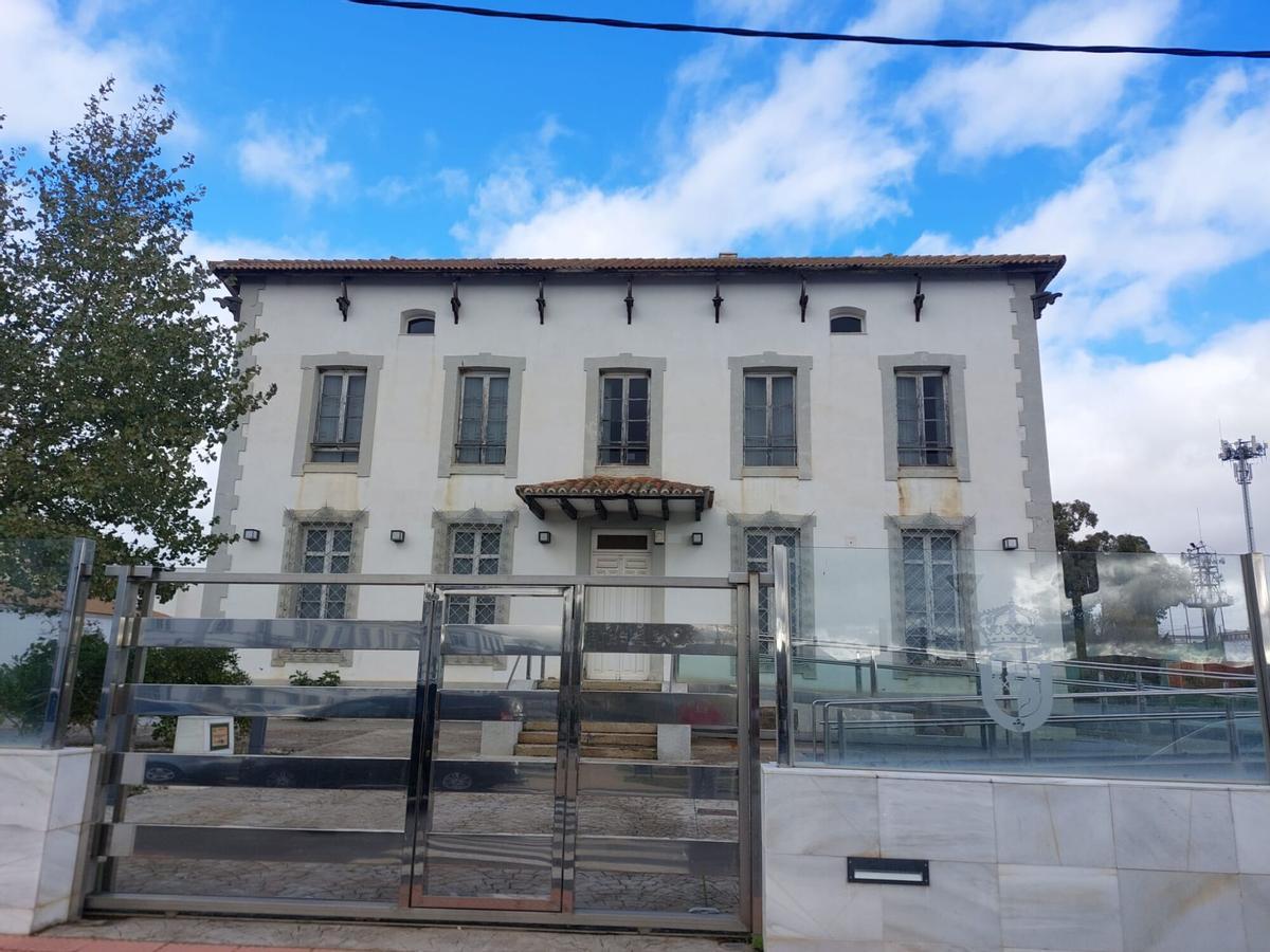 El edificio del hotel municipal de Peñarroya-Pueblonuevo, antigua residencia de ingenieros, inmueble que albergará el futuro Centro Sociosanitario del municipio.