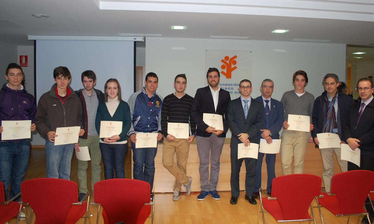 Becados en la Fundación con sus diplomas