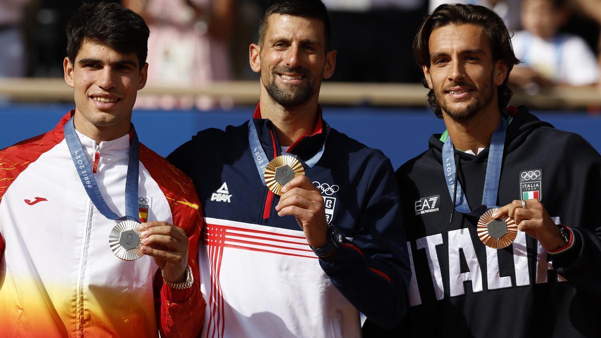 Alcaraz, Djokovic y Musetti, el podio del tenis masculino en los Juegos Olímpicos de París 2024.