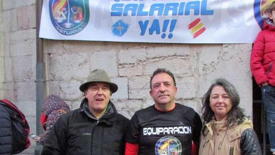 Por la izquierda, Armas, Manuel Jiménez y Marisa Elviro.