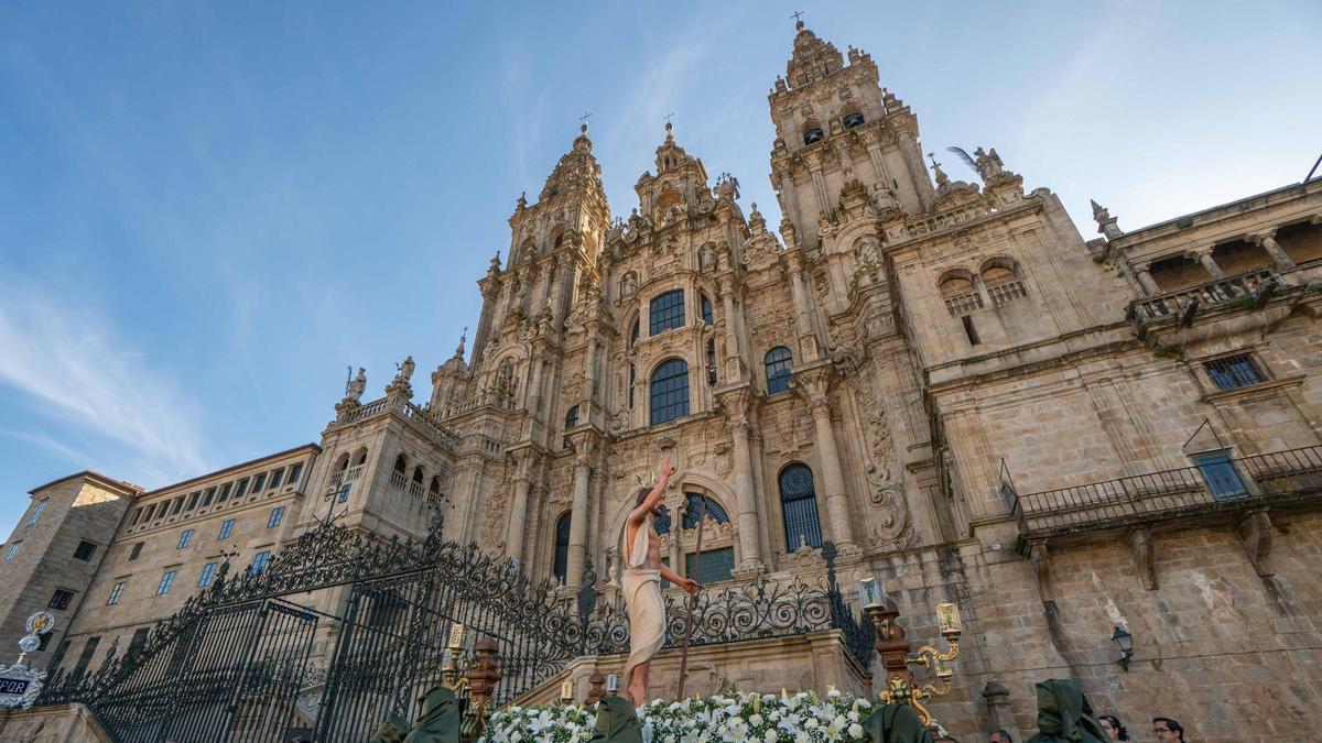 Santiago vive la Pascua con la procesión del Cristo Resucitado y el encuentro en la Quintana