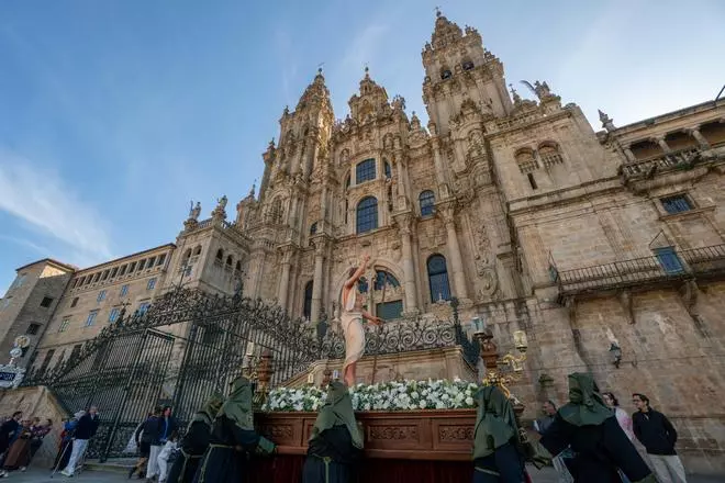 Santiago vive la Pascua con la procesión del Cristo Resucitado y el encuentro en la Quintana