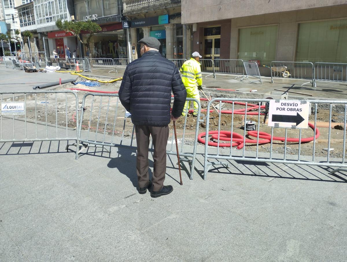 Preparativos con público en la zona de la fuente.