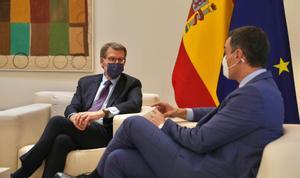 Feijóo durante su encuentro con Sánchez.