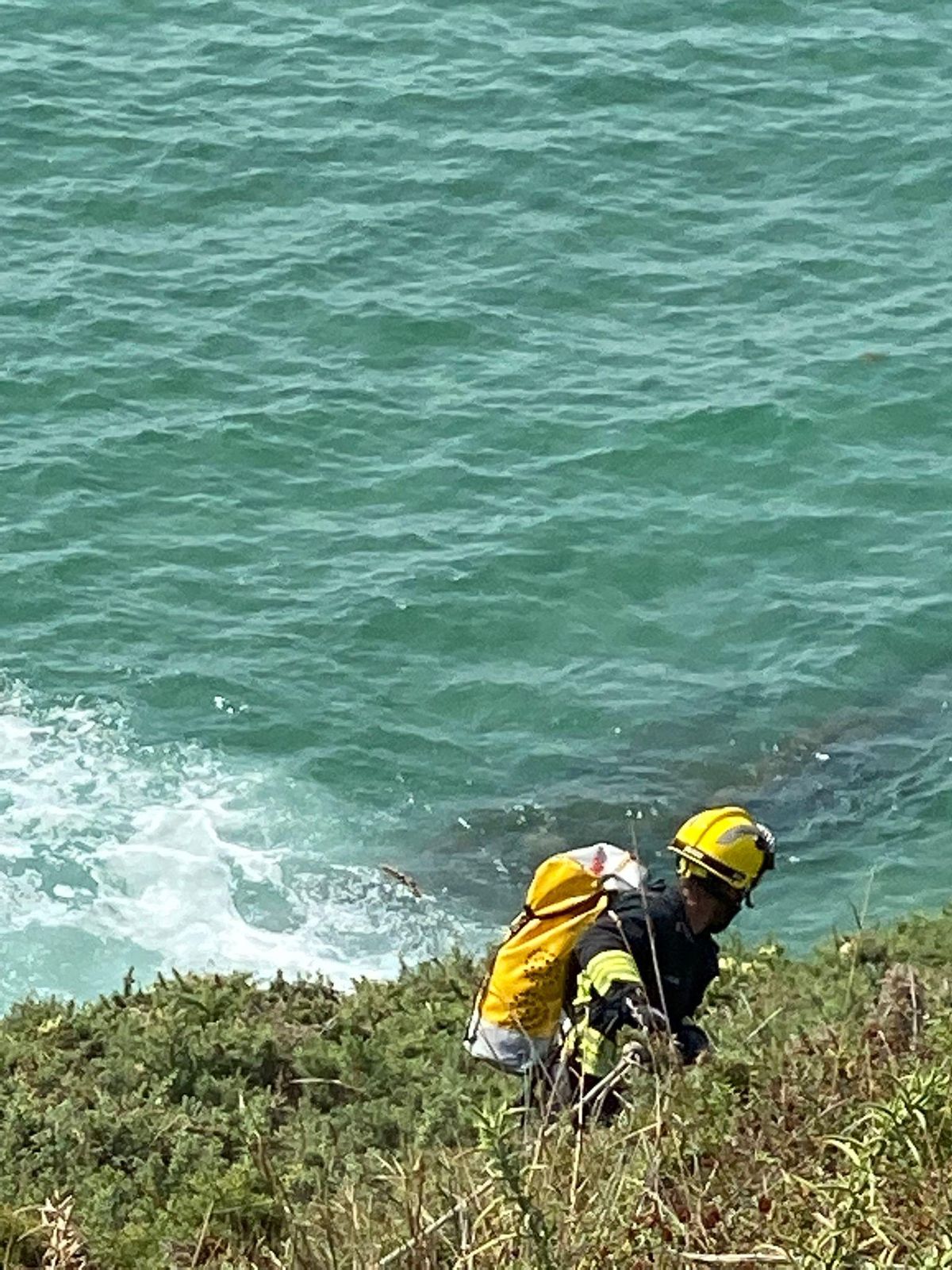 Miembros de los equipos de rescate, intentando llegar al lugar donde se encontraba el herido