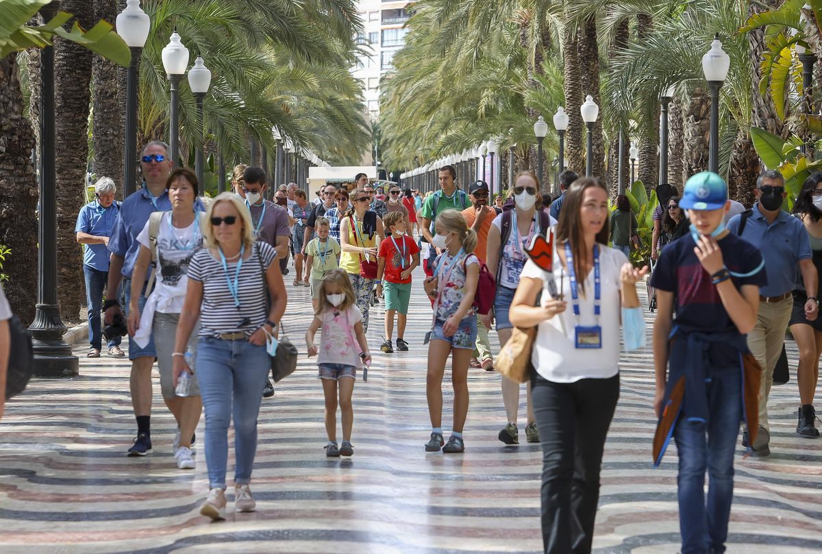 Cruceristas paseando por la Explanda en el puente de octubre, cuando se hizo la encuesta