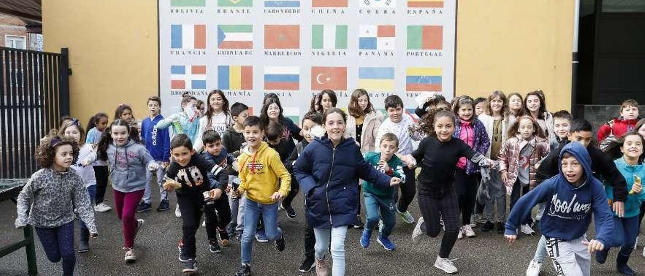 Alumnos del Marcos del Torniello, durante un recreo en el centro.