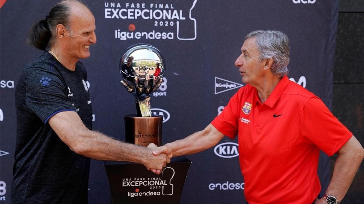 Pesic e Ivanovic se saludan en la foto protocolaria con el trofeo de la Liga