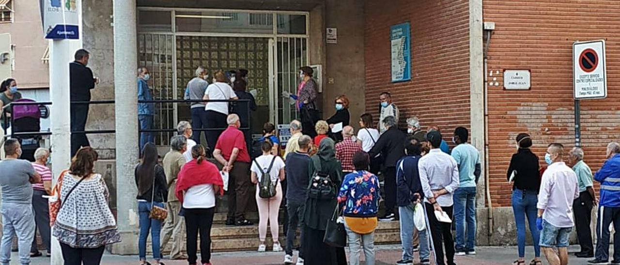 Colas en un centro de salud de Elche.