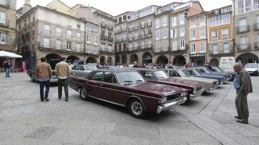 Modelos de Dodge de coleccionistas de toda España, ayer en la Plaza Mayor de Ourense. // Jesús Regal
