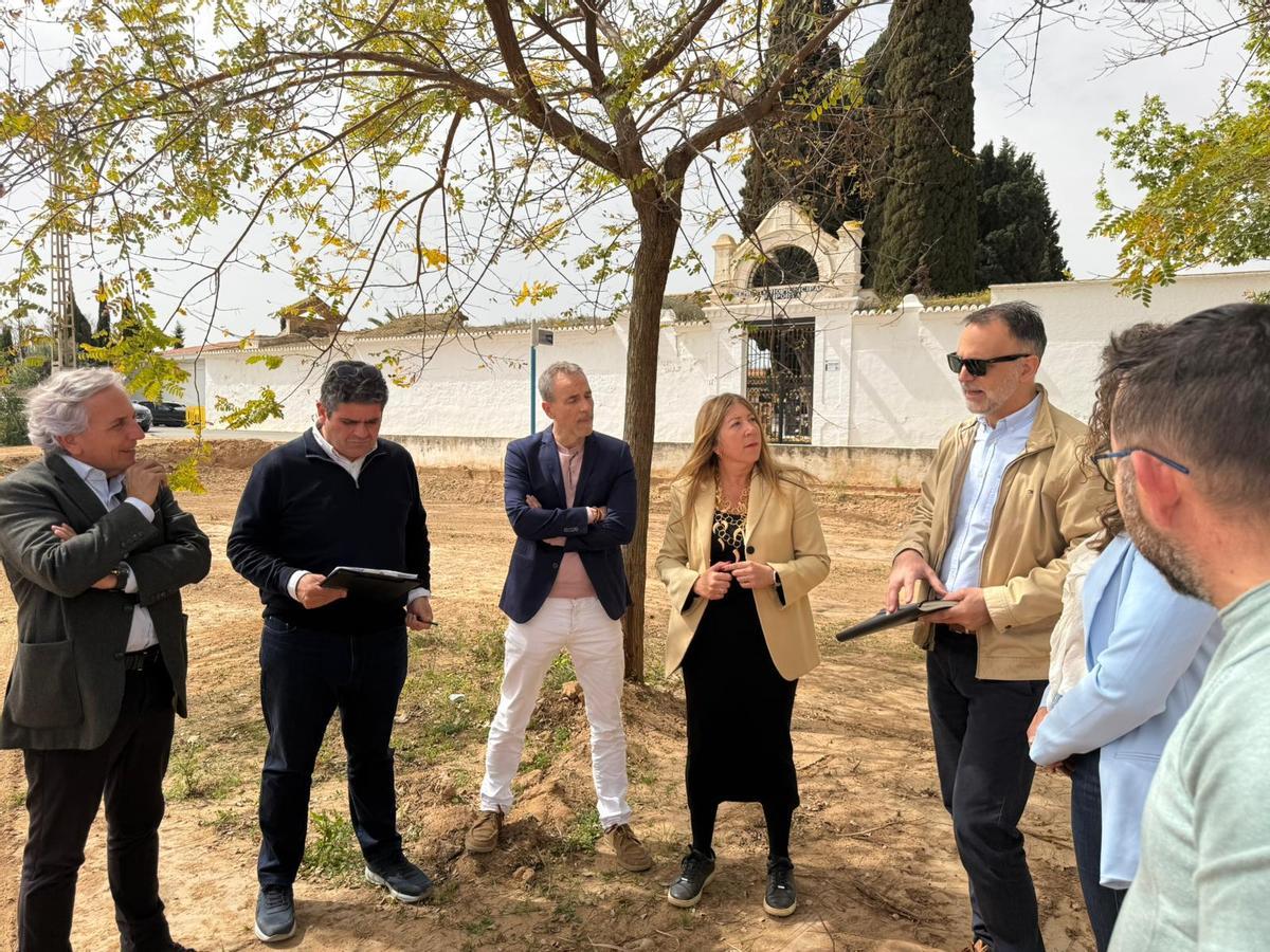 El comisionado para la reconstrucción, Raúl Mérida, clausura el punto de transferencia de residuos.
