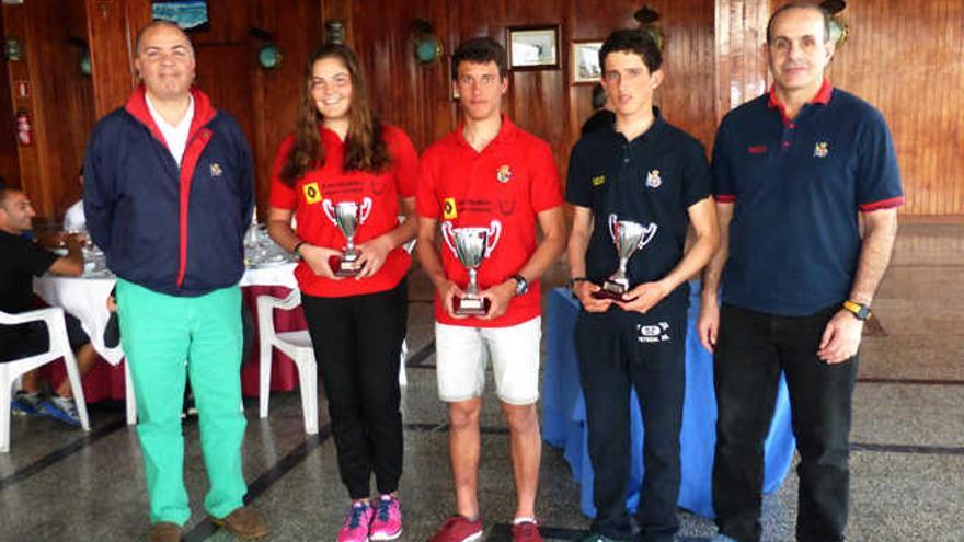 Momento de la entrega de trofeos realizada ayer en el Náutico.