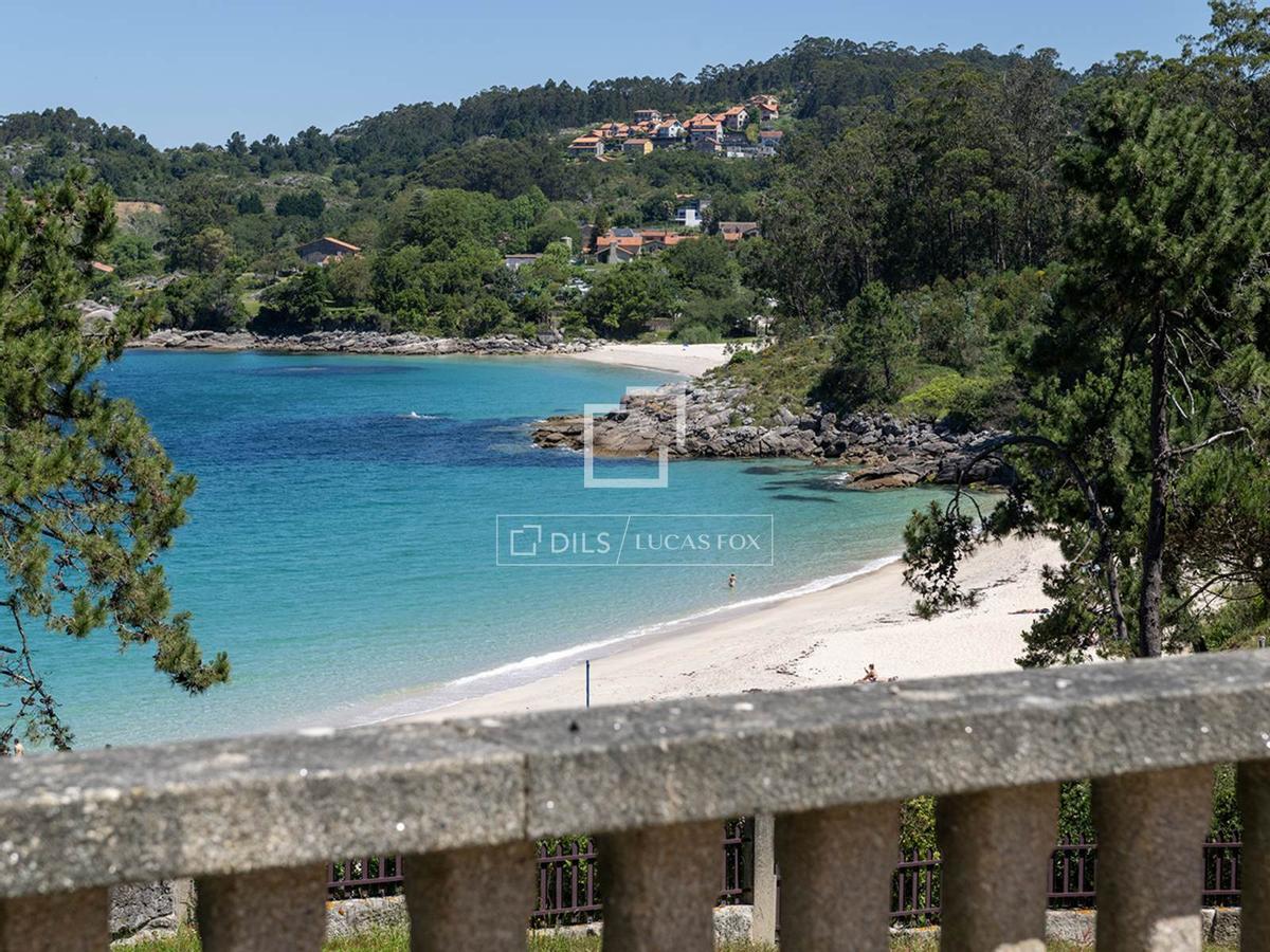 Así es el chalé a la venta que se situá a unos metros de una de las calas más hermosas de Cangas