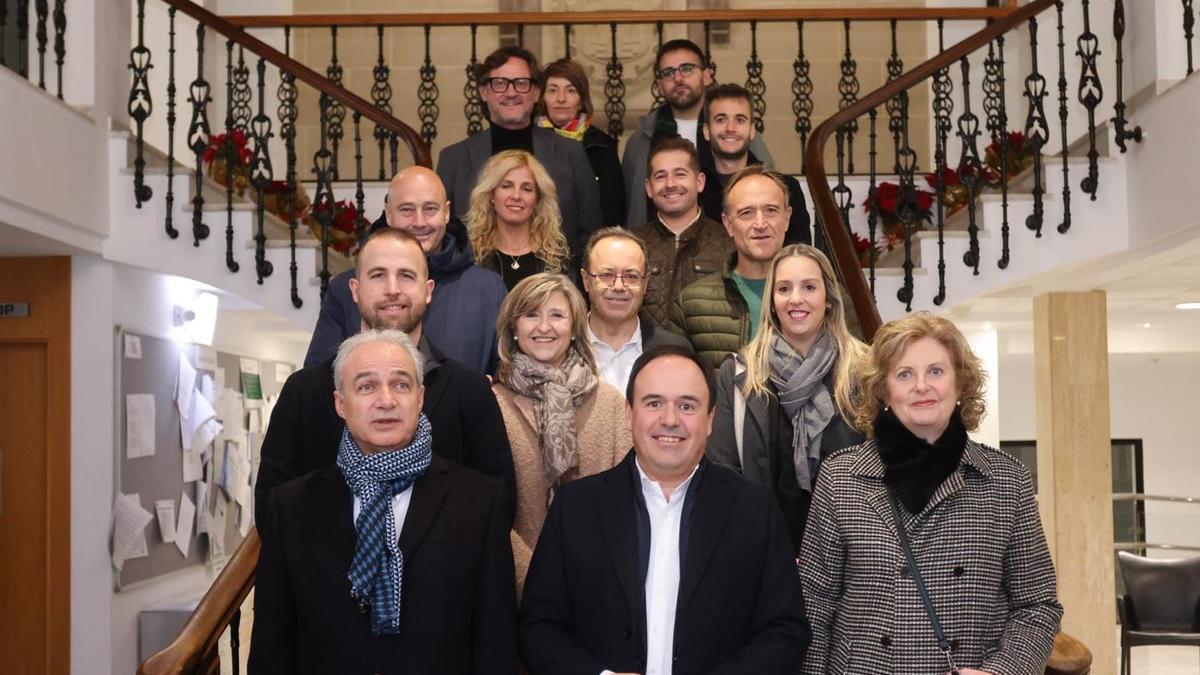 Llorca con el alcalde, Ricardo Gabaldón, y otros miembros de la corporación