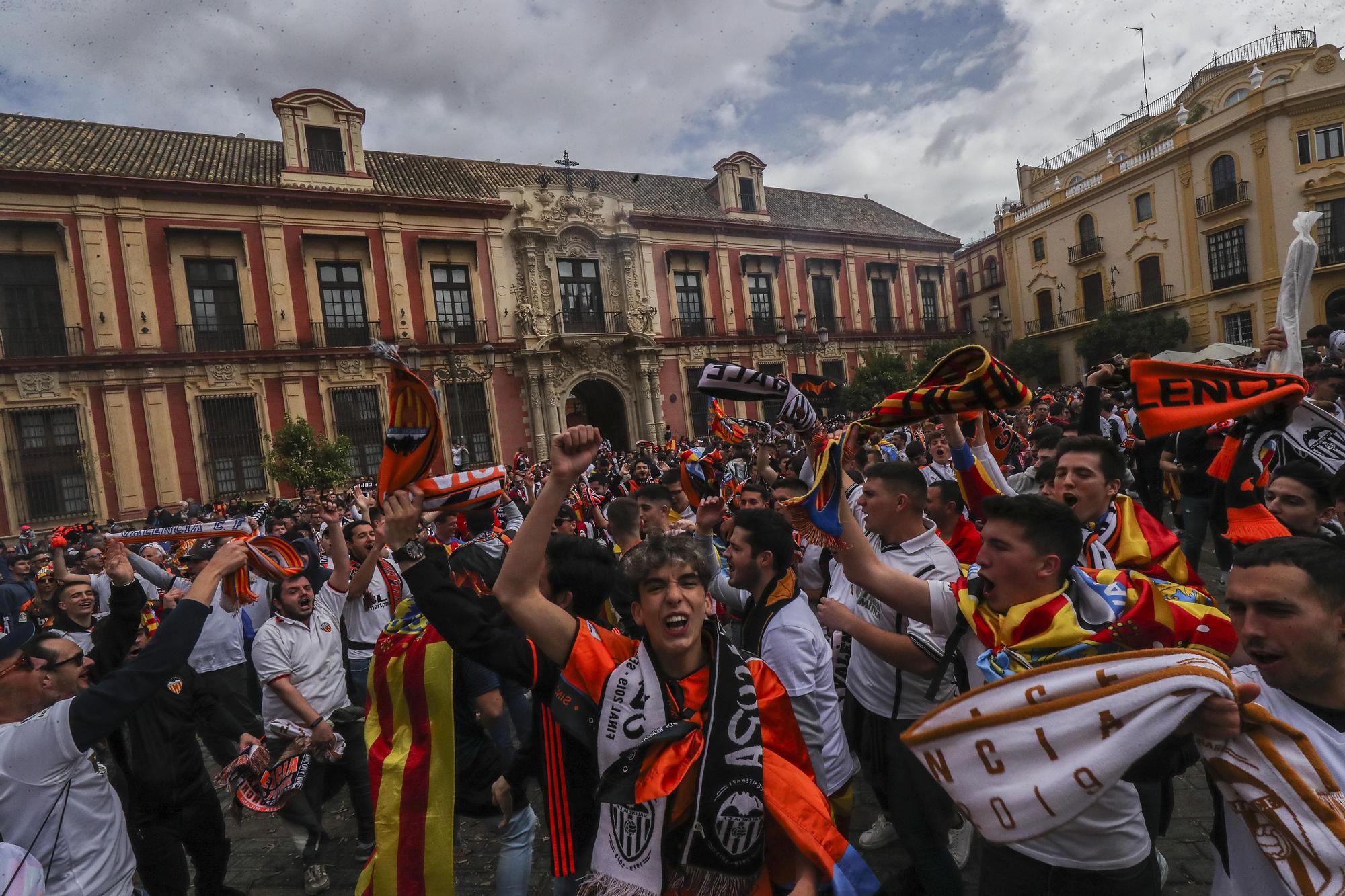 La afición del Valencia CF vibró y sufrió con sus ídolos en Valencia y en Sevilla