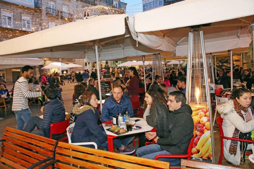 Las calles de Vigo, de nuevo atestadas de gente y de coches // Marta G. Brea