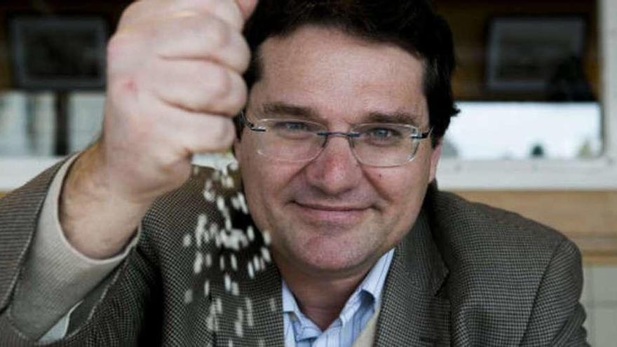 El investigador científico José Miguel Mulet, con un puñado de arroz en la mano.