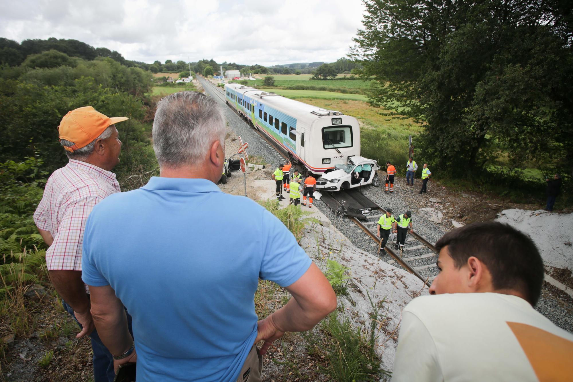 Un muerto y dos heridos graves al arrollar un tren a un coche en Lugo