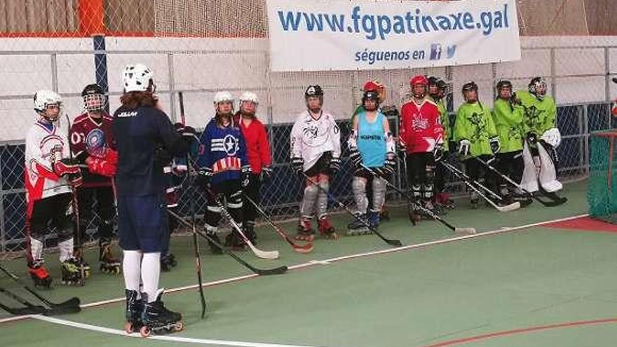 Los jugadores atienden a las instrucciones en A Carballeira. // FdV