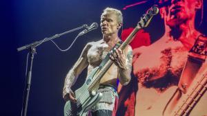 El bajista Flea, en la actuación de Red Hot Chili Peppers en el Palau Sant Jordi de Barcelona en 2016.