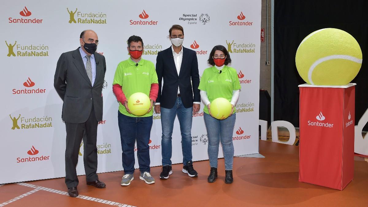 Luis Isasi y Rafa Nadal, junto a dos participantes del acto de Santander.