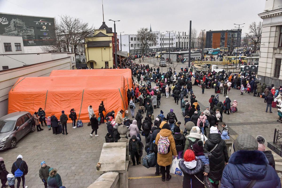 Lviv (Ukraine), 07/03/2022.- Ukrainian refugees at the train station in Lviv, western Ukraine, 07 March 2022. According to the United Nations (UN), at least 1.5 million people have fled Ukraine to neighboring countries since the beginning of Russia’s invasion on 24 February. (Rusia, Ucrania) EFE/EPA/VITALIY HRABAR POLAND OUT