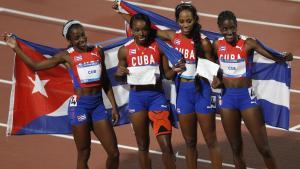 El equipo de relevos de Cuba posa tras ganar la medalla de oro en 400x4 femeninos tras ganar la medalla de oro en los Juegos Panamericanos.
