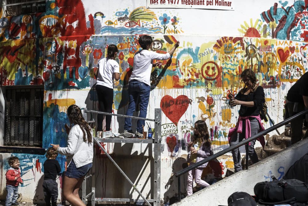 Familias y niños pintan el Molinar