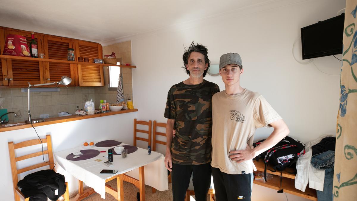 Óscar Rubio y su hijo Ian, en el salón de la vivienda en la que llevan residiendo desde hace dos días, en los Bon Sol.